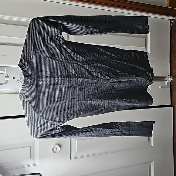 Women's Lululemon Size 4 Swiftly Tech Black/Grey Stripe Thumbholes - Picture 2 of 5